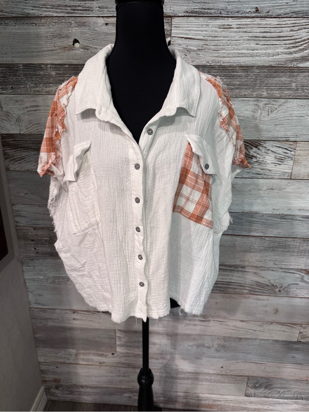 POL White Gauze Tattered Shirt with Peach Plaid Trim